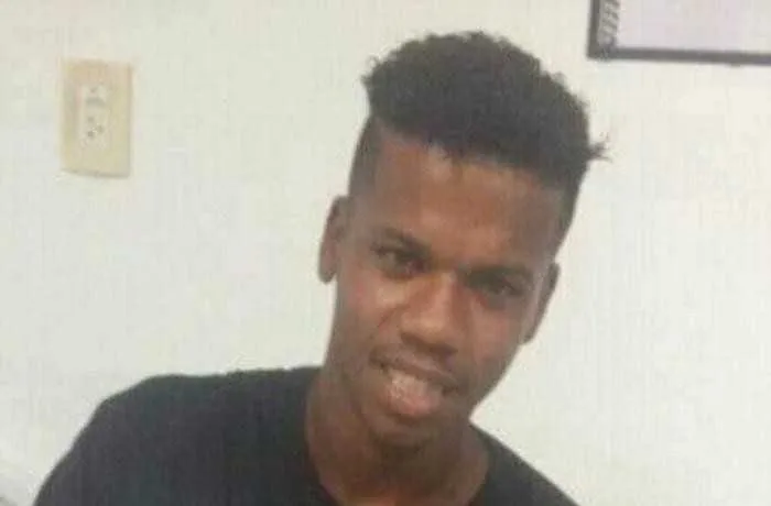 Vítima estava jogando futebol quando foi baleada