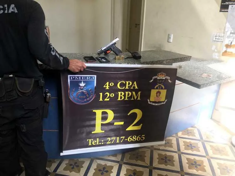 Uma pistola foi apreendida na ação