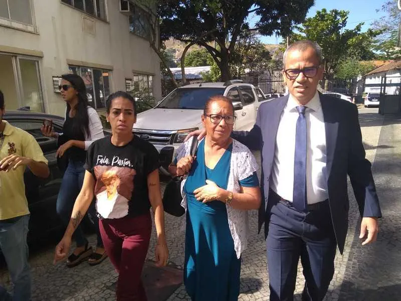 Expectativa é que Maria fique por horas na delegacia