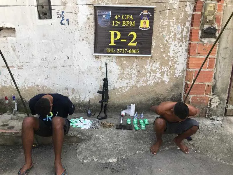 Contra um dos acusados, havia um mandado de prisão em aberto 