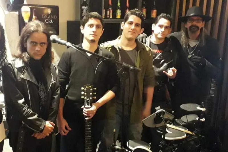A banda Thecybeis é formada pelos irmãos Dinucci com Gabriel (vocal), Guilherme (guitarra), Daniel (bateria) e Danilo (baixo). O grupo que toca versões de hits de outras bandas tem o apoio incondicional do pai Marcelo Mota