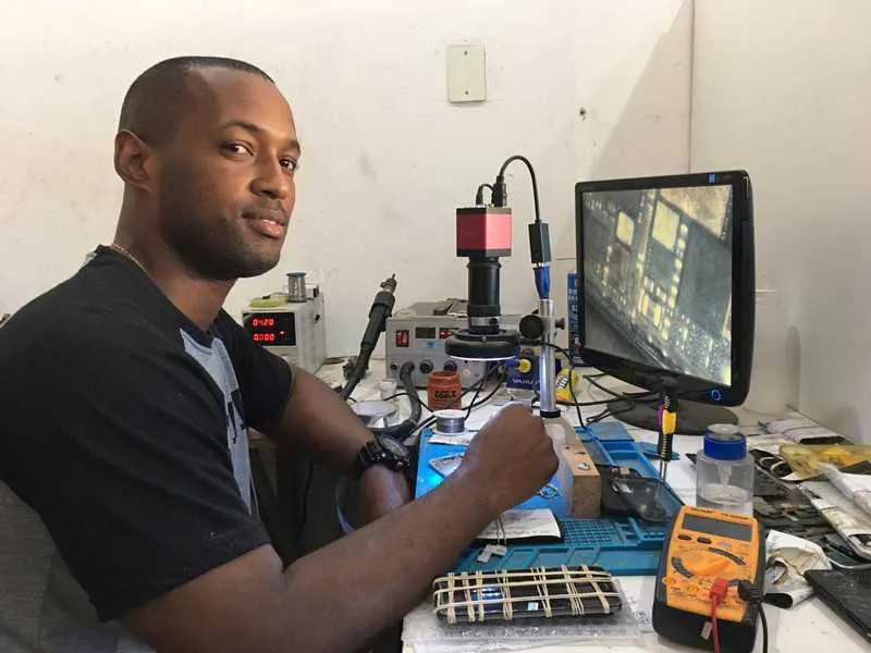 Hoje técnico em Eletrônica, Celso de Souza Júnior tem faturamento mensal maior do que quando era vendedor