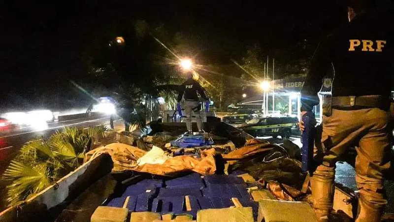 A droga estava escondida embaixo de sacos de ração para cavalo na caçamba da carreta