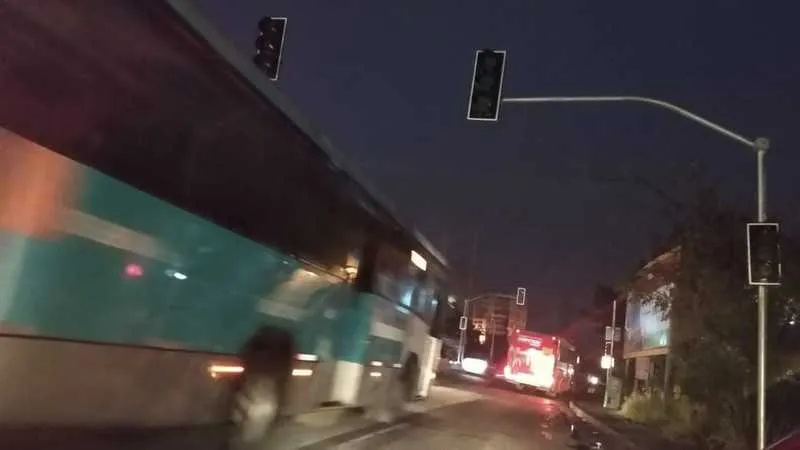 Os semáforos ficam na altura do bairro Jardim Catarina