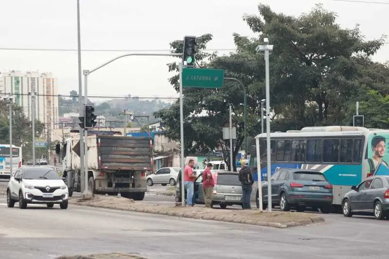 Semáforos no local estão fora de funcionamento