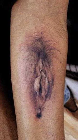 Tatuagem cobre todo o antebraço do homem