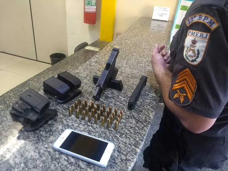 Os materiais que estavam com o acusado foram apreendidos