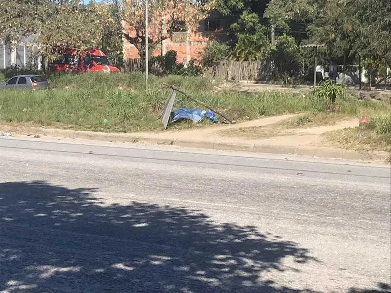 Ela atravessava empurrando uma motocicleta 