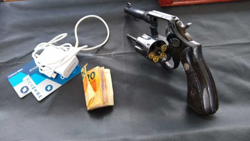 Menor foi imobilizado pelo próprio morador da casa 