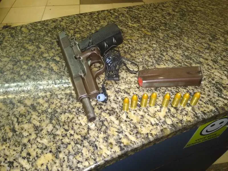 A pistola estava com oito munições intactas 