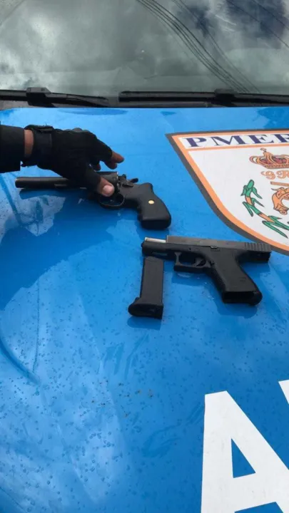 Com eles, foram apreendidos um revólver, uma pistola e um rádio transmissor 