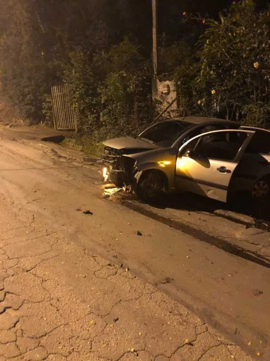 Carro ficou destruído após o capotamento