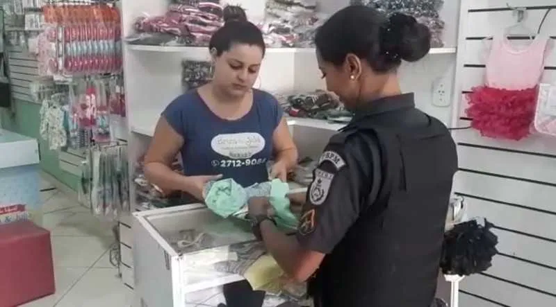 Lojista e policial se emocionaram com a história do bebê