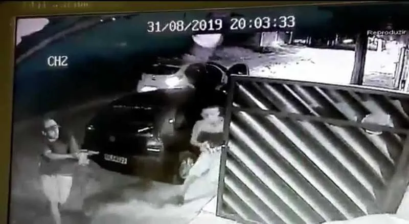 Imagem ilustrativa da imagem Vídeo mostra momento em que PM e irmão são baleados na frente de casa, em Nova Iguaçu