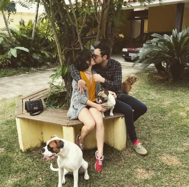 Casal postou foto de beijo 