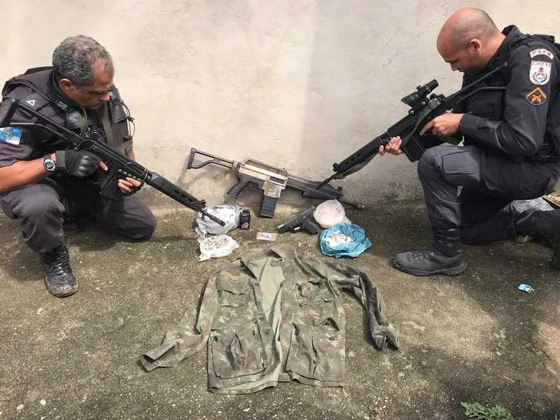Duas armas, um rádio transmissor e farto material entorpecente foi apreendido