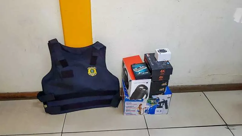 Um dos produtos apreendidos é usualmente utilizado na liberação de canais de TV por assinatura