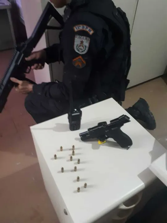 O material apreendido foi levado para a 78ªDP (Fonseca), onde o caso foi registrado. 