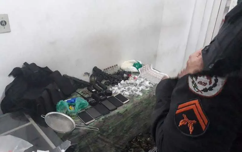 Os presos e o material apreendido foram levados para a 71ª DP (Itaboraí).

