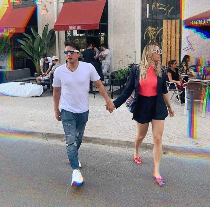 Imagens do casal foram postadas no Instagram do cantor
