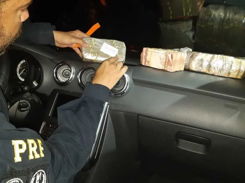 O dinheiro foi apreendido por não haver justificativa de origem lícita 