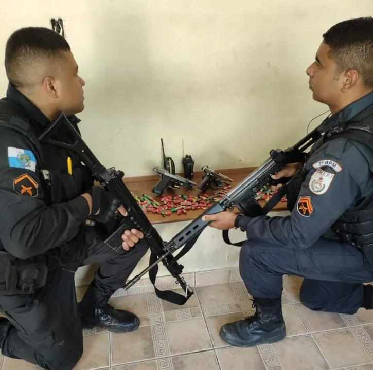 O material apreendido foi levado para a 75ªDP (Rio do Ouro), onde a ocorrência foi registrada. 