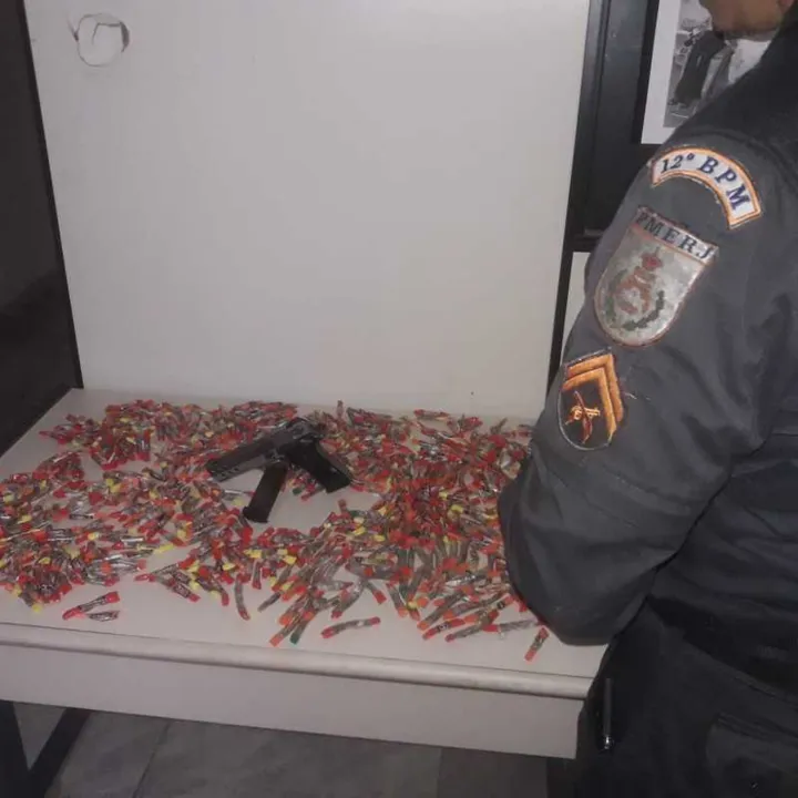 Na ação, foram apreendidas uma pistola 9mm, munições e grande quantidade de drogas