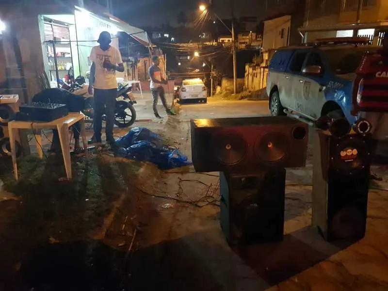 Os policiais conseguiram acabar com baile