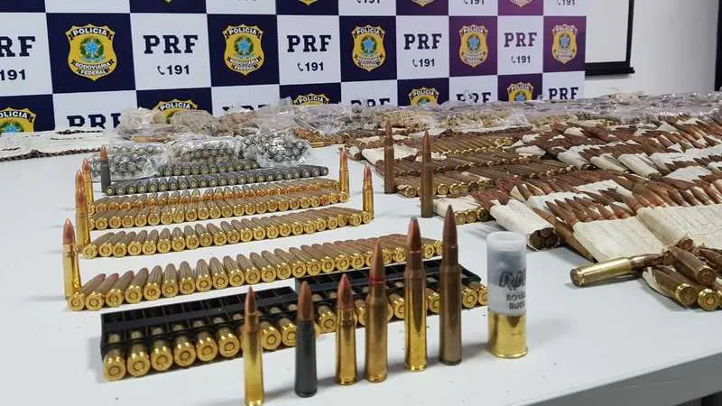 Material estava escondido embaixo de um carro