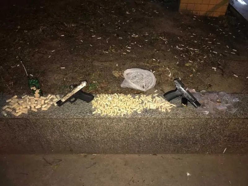 Na comunidade da Alma, foram apreendidas duas pistolas, um rádio transmissor e drogas