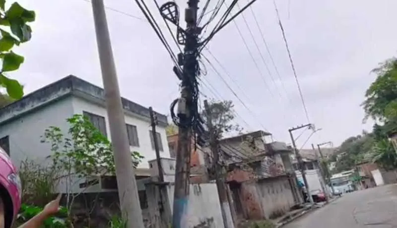 Imagem ilustrativa da imagem Poste ameaça cair em rua do Engenho Pequeno, São Gonçalo