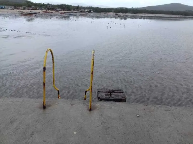 O menino teria pulado no mar juntamente com amigos e desaparecido momentos depois