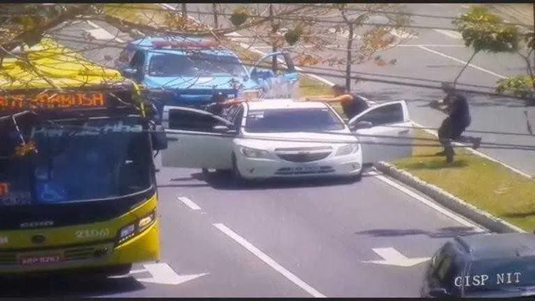 Os homens foram abordados quando estavam parados em um sinal da Estrada Caetano Monteiro