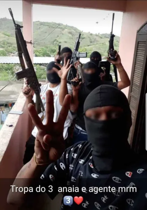 Foto foi compartilhada em grupos de WhatsApp que mostra traficantes do TCP armados