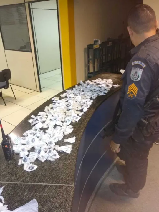 Com os suspeitos foram apreendidos pinos de cocaína e um rádio transmissor