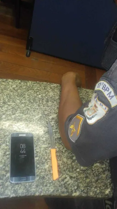 Com o suspeito, foi apreendida uma faca, que estava sendo utilizada nas ações criminosas