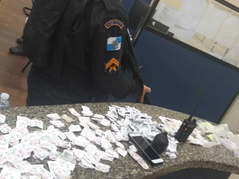 Os presos e o material apreendido foram levados para a 78ªDP (Fonseca), onde o caso foi registrado.

