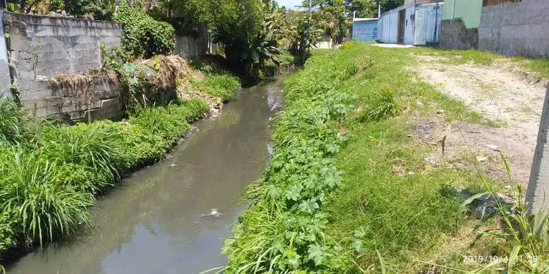 O valão entope quando as fortes chuvas chegam à cidade de São Gonçalo