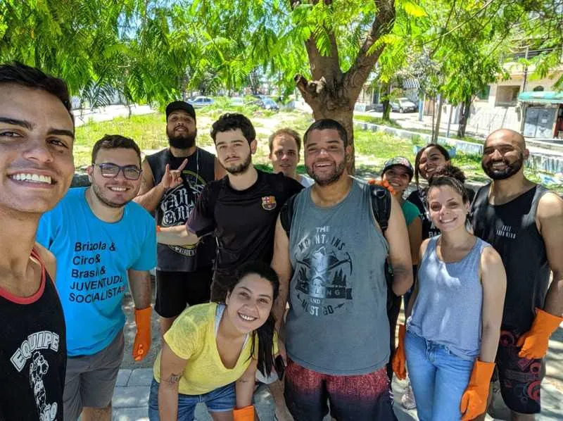 Praça foi inaugurada na década de 90 e sofre com o descaso do governo municipal