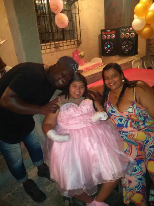 Ana Clara, de 15 anos, tem paralisia cerebral e precisa de uma cama hospitalar para auxiliar nos seus cuidados