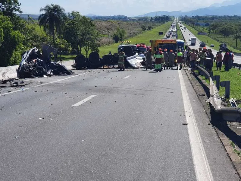 O acidente interrompeu o trânsito na Rodovia BR-116