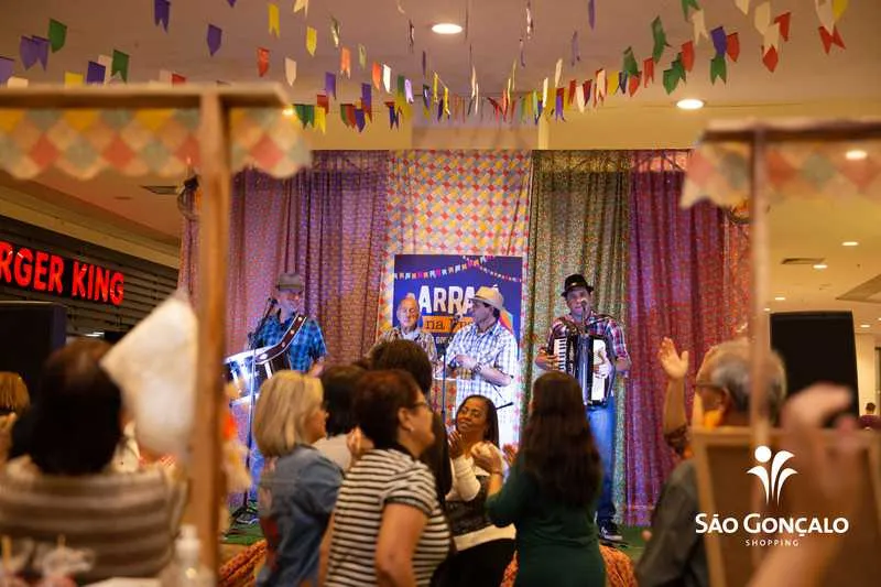 O evento gratuito acontece na praça de alimentação
