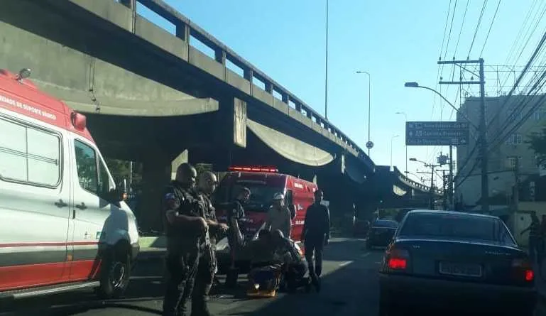 Após colidir com a traseira de um carro, vítima acabou também atropelada por outro motociclista