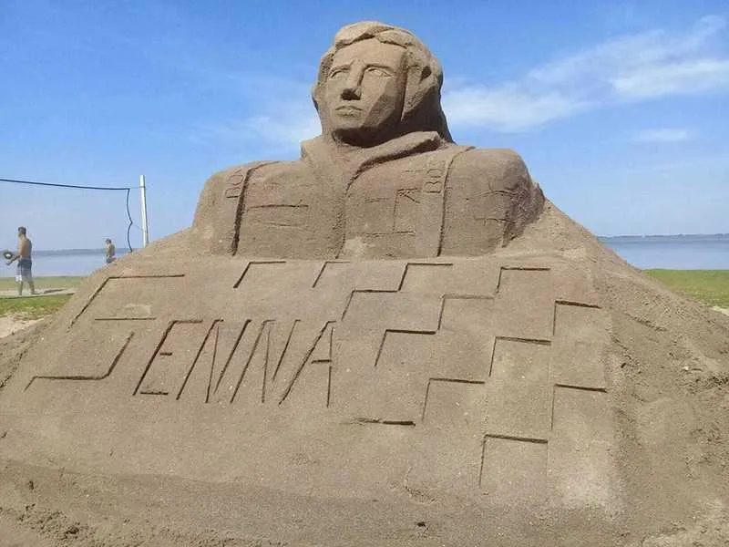 Imagem ilustrativa da imagem Escultura de Ayrton Senna chama atenção em praia na Região dos Lagos