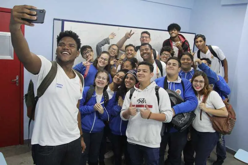 É importante que sejam promovidas atividades em casa, como filmes, brincadeiras e o convívio com os amigos