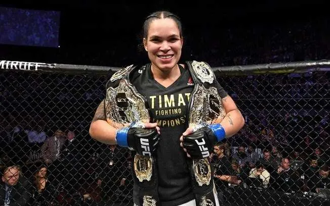 Imagem ilustrativa da imagem Amanda Nunes volta atrás e deve defender cinturão dos galos