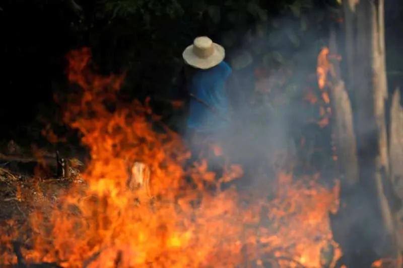 A fumaça desencadeia uma série de problemas respiratórios em quem mora na região