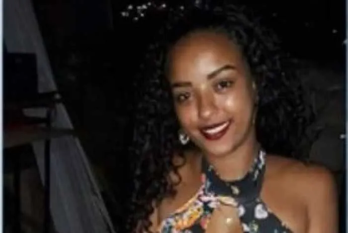 Imagem ilustrativa da imagem Polícia procura namorado de mulher encontrada morta em quintal no Rio
