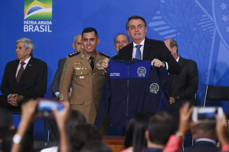 As escolas são instituições não militarizadas