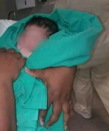 Criança ainda estava com o cordão umbilical